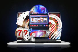Pengguna memasang taruhan sportsbook dan memainkan game slot secara mobile di ikontoto